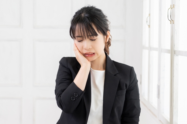 歯を痛めている女性