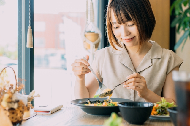 食事をする女性