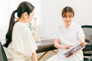 治療の流れを伝える女性