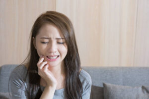 歯が痛いと感じる女性