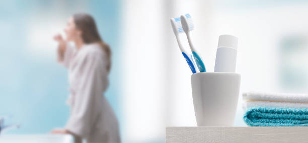 歯ブラシと歯を磨く女性