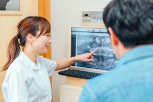 虫歯の原因を説明する女性