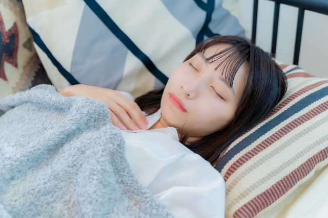 眠っている女性