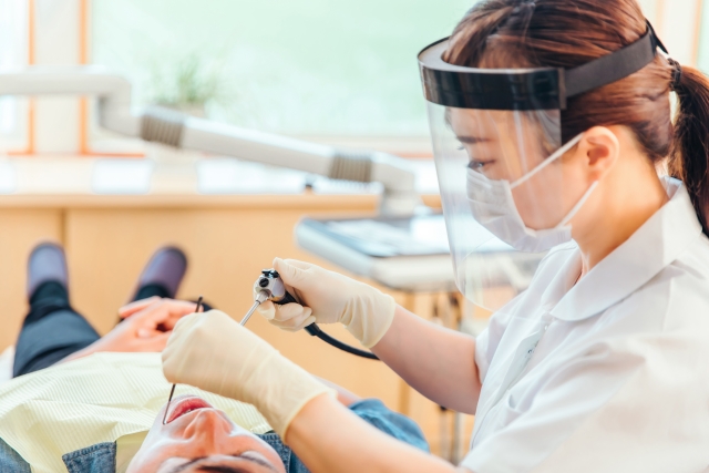患者の治療を行う歯科衛生士