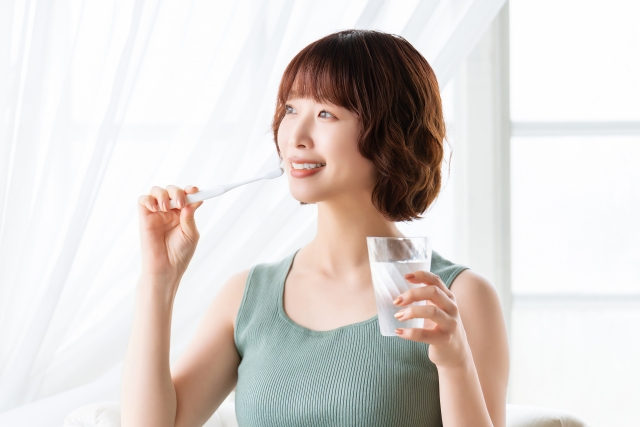 歯を磨く女性