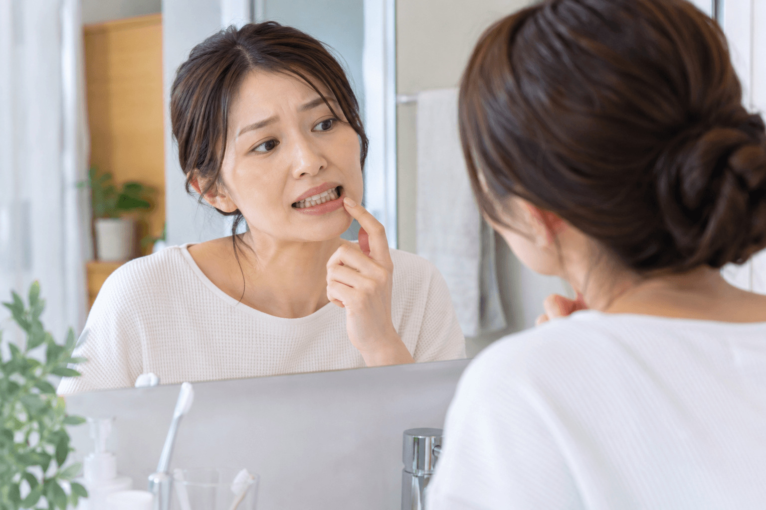 知覚過敏と虫歯による歯のしみ方の違いを確認するイメージ