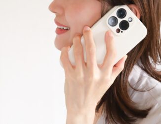 スマホで通話する女性