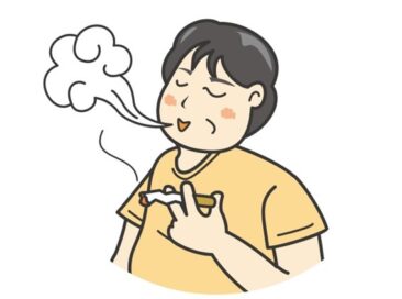 タバコを吸う中年男性